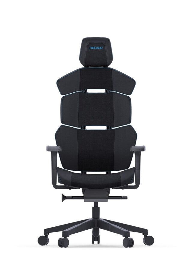 Der RECARO Nxt aus dem RECARO Shop ist ein moderner ergonomischer Bürostuhl mit segmentierter Polsterung aus schwarzem PU-Leder, verstellbaren Armlehnen, einer Kopfstütze mit der Aufschrift RECARO und einem Fünfrad-Untergestell, das nach vorne gerichtet auf weißem Hintergrund präsentiert wird.