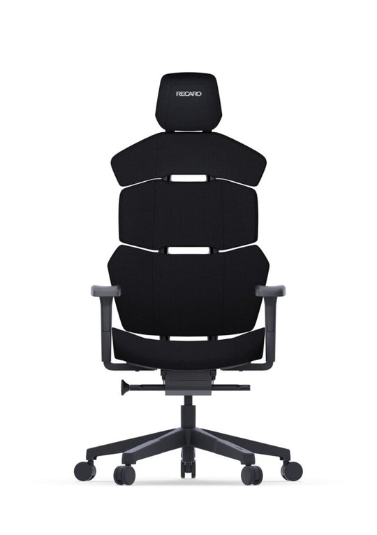 Der RECARO Shop RECARO Nxt ist ein moderner, schwarzer ergonomischer Bürostuhl mit segmentierter PU-Leder-Rückenlehne, verstellbaren Armlehnen, Kopfstütze und Rollfuß, abgebildet vor weißem Hintergrund.