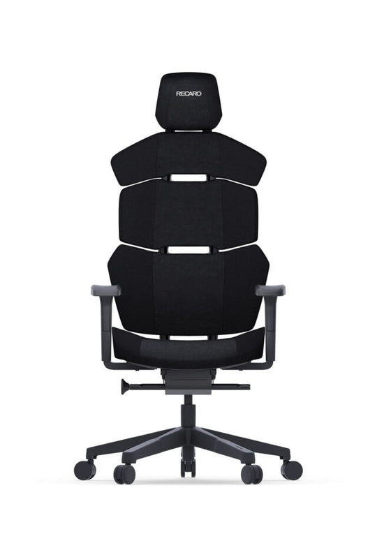 Der RECARO Nxt aus dem RECARO Shop ist ein schwarzer ergonomischer Bürostuhl mit segmentierten Rückenlehnen, verstellbaren Armlehnen, einer Kopfstütze mit der Aufschrift RECARO und einem fünfrädrigen Untergestell aus PU-Leder und Stoff, der von vorne vor einem weißen Hintergrund abgebildet ist.