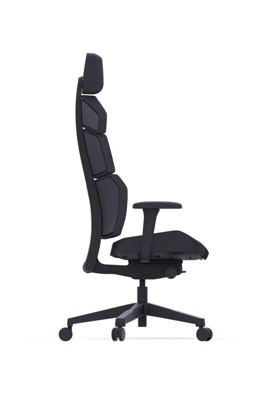 Der RECARO Nxt von RECARO Shop ist ein moderner ergonomischer schwarzer Bürostuhl im Profil, gepolstert mit PU-Leder, mit segmentierter hoher Rückenlehnenpolsterung, verstellbaren Armlehnen, Fünfradbasis und einem schlichten weißen Hintergrund.