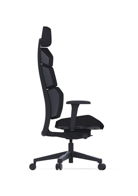 Seitenansicht des ergonomischen Bürostuhls RECARO Nxt von RECARO Shop in Schwarz, mit verstellbaren Armlehnen, Netzrückenlehne, konturiertem PU-Ledersitz und Fünfradbasis, alles auf weißem Hintergrund.