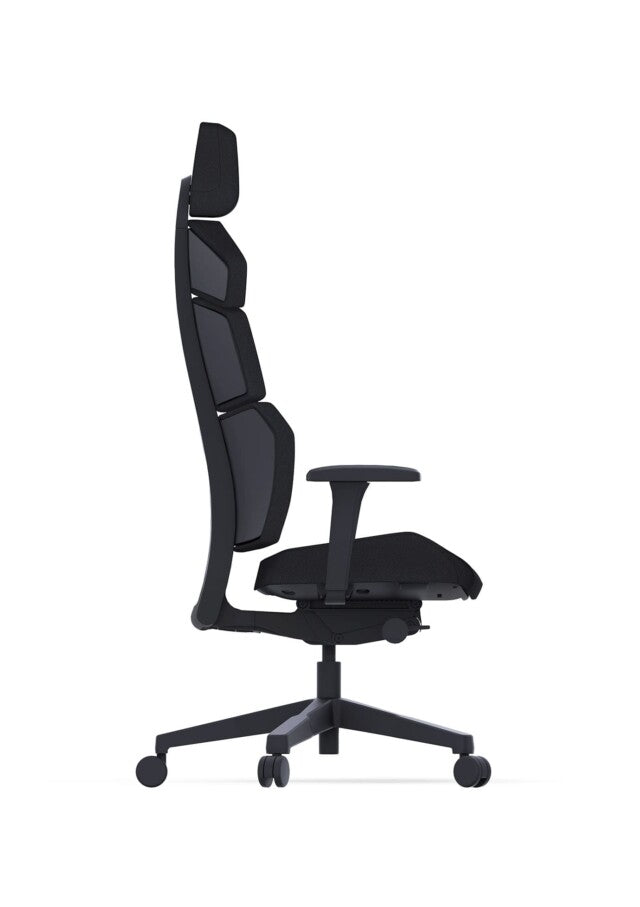 Seitenansicht des ergonomischen Bürostuhls RECARO Nxt von RECARO Shop. Er verfügt über eine hohe Rückenlehne, verstellbare Armlehnen, Netz-Stützflächen, strapazierfähige PU-Leder-Polsterung und ein Fünf-Rad-Untergestell. Vor schlichtem weißem Hintergrund.