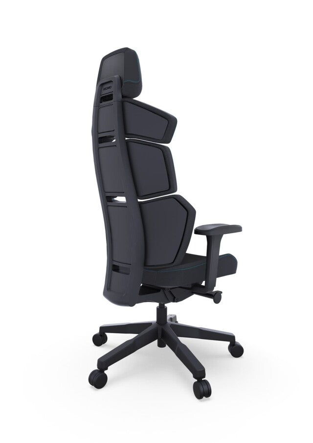 Der RECARO Nxt von RECARO Gaming ist ein moderner schwarzer Bürostuhl mit strapazierfähiger PU-Leder-Polsterung, segmentierter hoher Rückenlehne, verstellbaren Armlehnen und einem Fünf-Rad-Untergestell. Seitenansicht vor weißem Hintergrund.