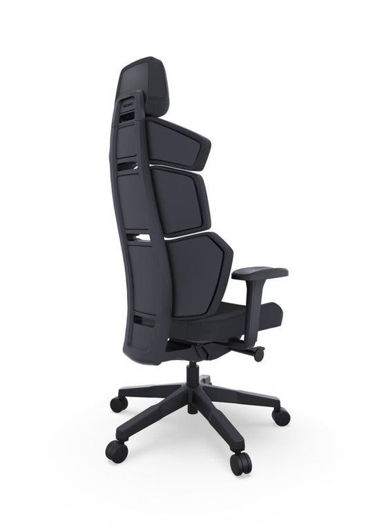 Der RECARO Nxt von RECARO Shop ist ein moderner ergonomischer Bürostuhl in Schwarz mit einer hohen, segmentierten Rückenlehne aus PU-Leder, verstellbaren Armlehnen und einem Fünfrad-Untergestell, von der Seite vor einem weißen Hintergrund abgebildet.