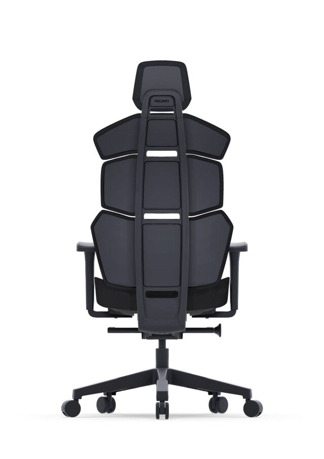 Der RECARO Shop RECARO Nxt ist ein moderner ergonomischer Bürostuhl mit einer einzigartigen segmentierten Rückenlehne, schwarzer PU-Lederpolsterung, verstellbaren Armlehnen und einem Fünfrad-Untergestell, von hinten auf weißem Hintergrund dargestellt.