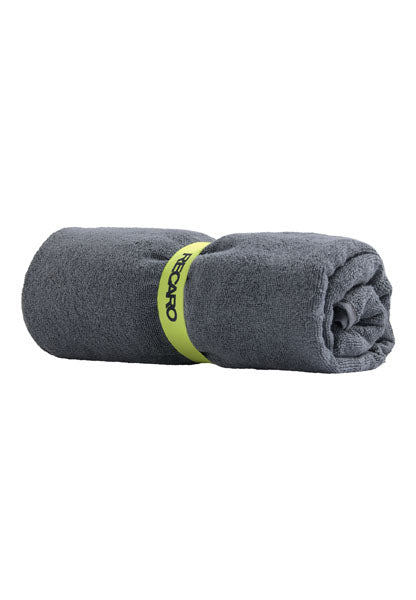 Ein zusammengerolltes, dunkelgraues Fitness- und Freizeithandtuch Performance von RECARO, fixiert mit einem gelben „RECARO“-Band, liegt auf weißem Hintergrund.