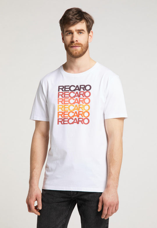 Ein Mann mit braunem Haar und Bart präsentiert das RECARO Shop Spektrum-Bundle: T-Shirt & Snapback Cap. Er trägt ein weißes T-Shirt mit RECARO-Schriftzug in einem Grau-Rot-Farbverlauf und dunkle Jeans und steht vor einem schlichten hellen Hintergrund.