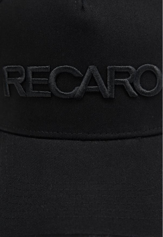 Nahaufnahme einer schwarzen RECARO -Baseballkappe Originals mit dezenter Ton-in-Ton-Stickerei, auf deren Vorderseite in großen schwarzen Buchstaben „RECARO“ aufgenäht ist.