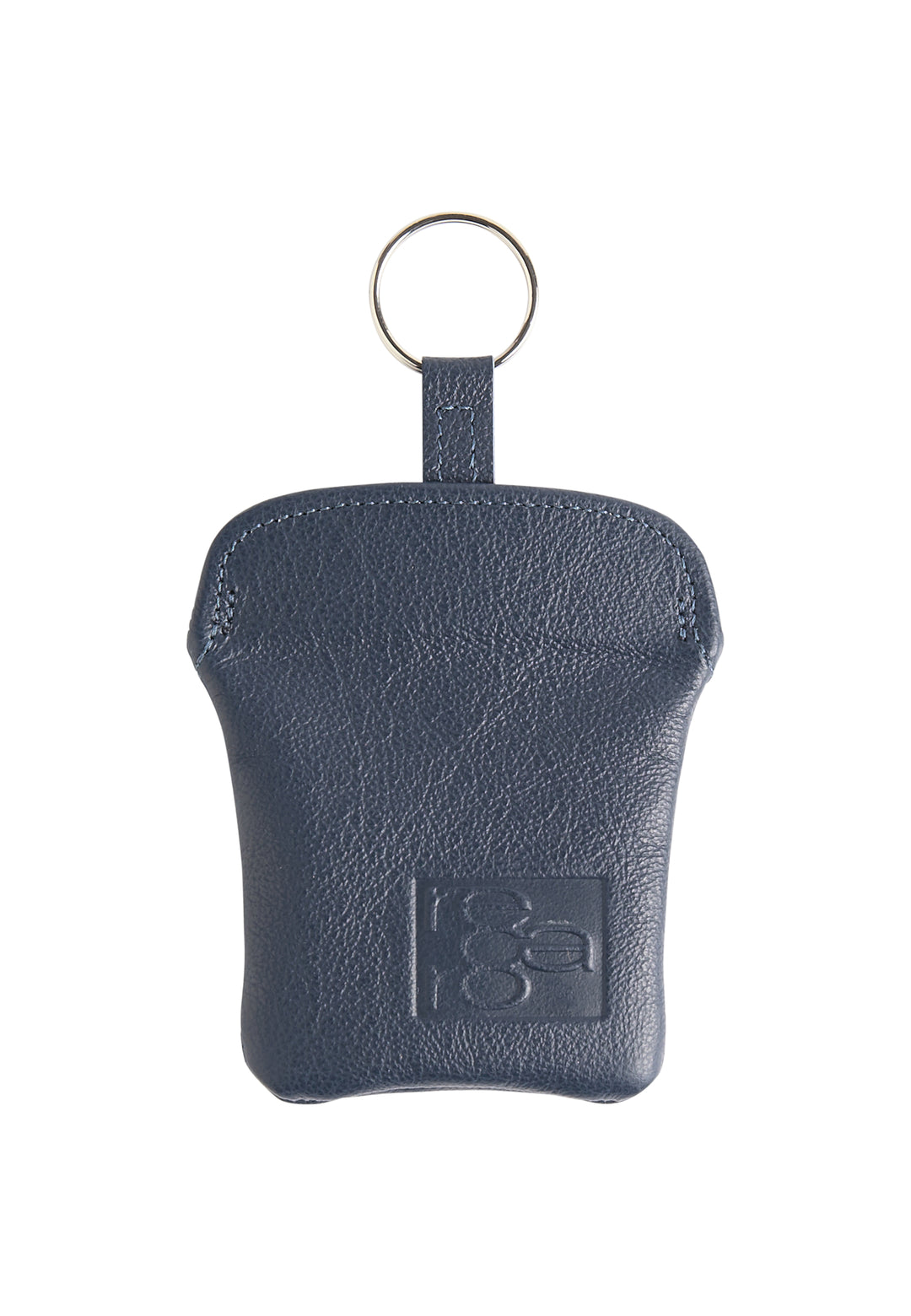 Ein marineblaues Leder-Schlüsselmäppchen von Recaro_Merch_Daniel, gefertigt aus pflanzlich gegerbtem Leder mit einem silbernen Schlüsselring und geprägtem Retro-Logo auf der Vorderseite, abgebildet vor einem weißen Hintergrund.