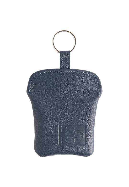 Ein marineblaues Leder-Schlüsselmäppchen von Recaro_Merch_Daniel, gefertigt aus pflanzlich gegerbtem Leder mit einem silbernen Schlüsselring und geprägtem Retro-Logo auf der Vorderseite, abgebildet vor einem weißen Hintergrund.