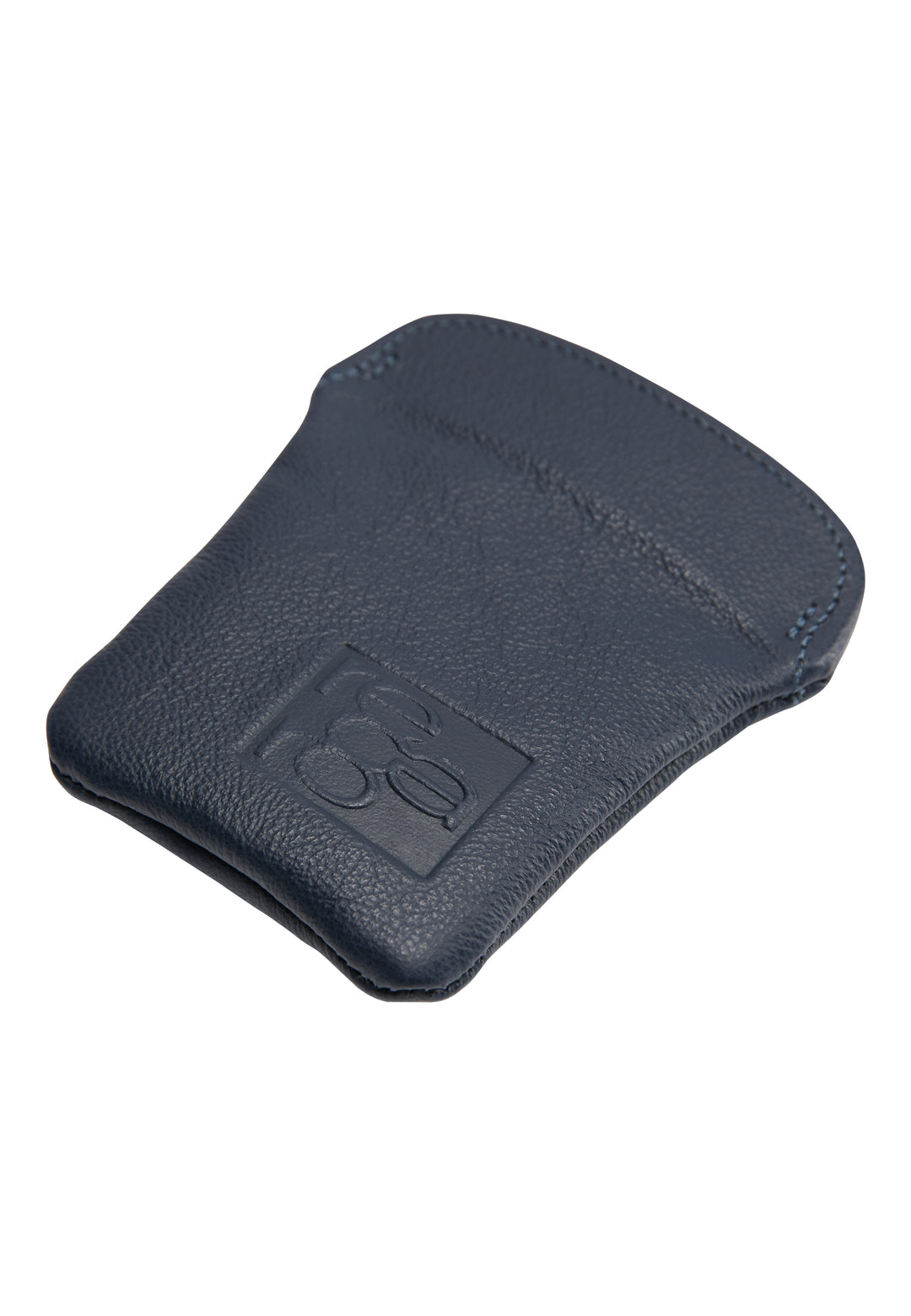 Auf weißem Hintergrund ist ein marineblaues Leder-Schlüsselmäppchen von Recaro_Merch_Daniel aus pflanzlich gegerbtem Leder mit sichtbaren Nähten und einem quadratischen Retro-Logo auf der Vorderseite abgebildet.