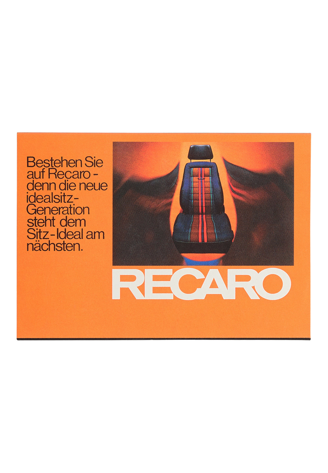 Eine Vintage-Werbung von Recaro_Merch_Daniel zeigt das Leder-Schlüsselmäppchen in der Mitte, mit orangefarbenem Hintergrund und deutschem Text links, der für pflanzlich gegerbtes Leder wirbt. Das auffällige Retro-RECARO-Logo erscheint unten.