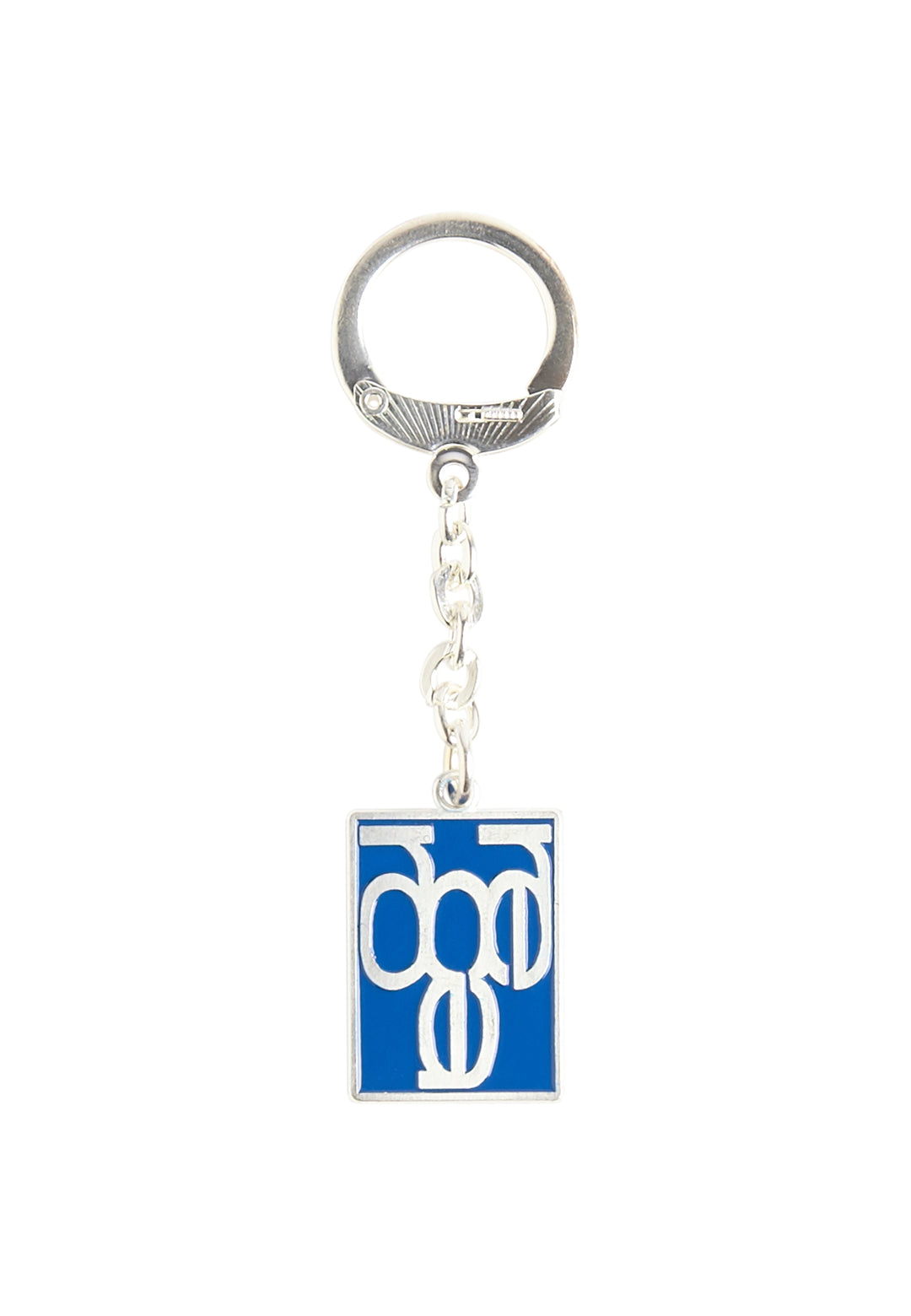 Der Schlüsselanhänger Retro von Recaro_Merch_Daniel ist ein silberner Schlüsselanhänger mit einem blauen rechteckigen Anhänger mit einem weißen stilisierten RECARO-Logo – perfekt für Autoliebhaber.