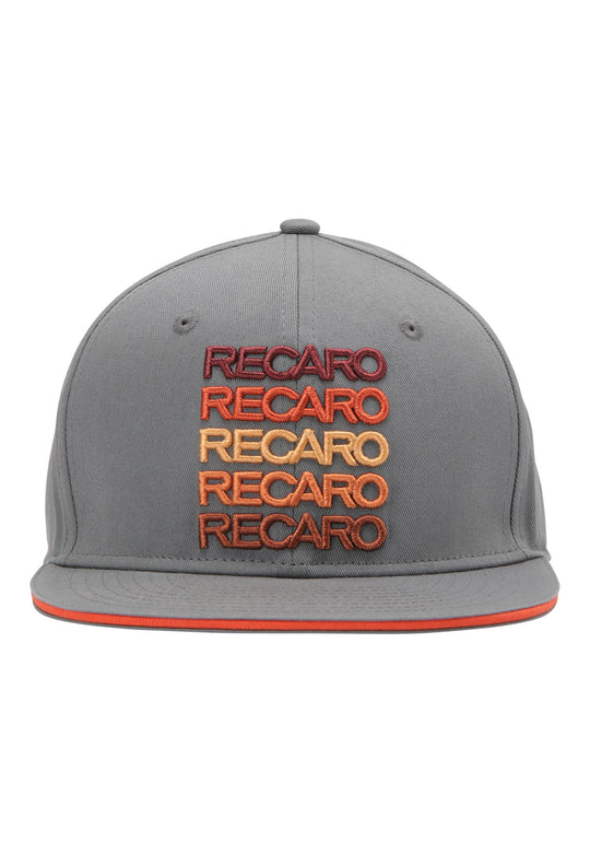 Das Spektrum Cap & Poster aus dem RECARO Shop besteht aus einer grauen Kappe mit fünf gestickten RECARO"-Zeichen in übereinanderliegenden Reihen, jede in einer eigenen Farbe von Dunkelrot oben bis Gelb und Orange unten.