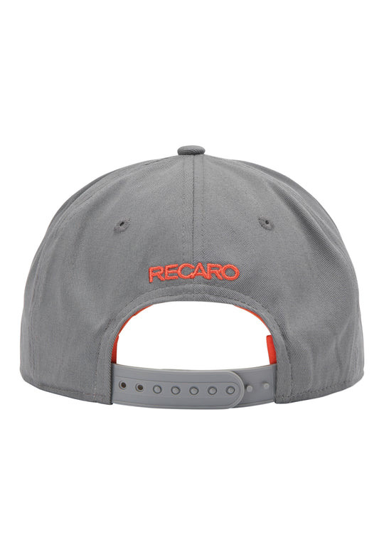Rückansicht des grauen RECARO Snapback Cap Spektrum mit orangefarbenem „RECARO“-Stick über dem verstellbaren Verschluss für einen dezenten Retro-Look.