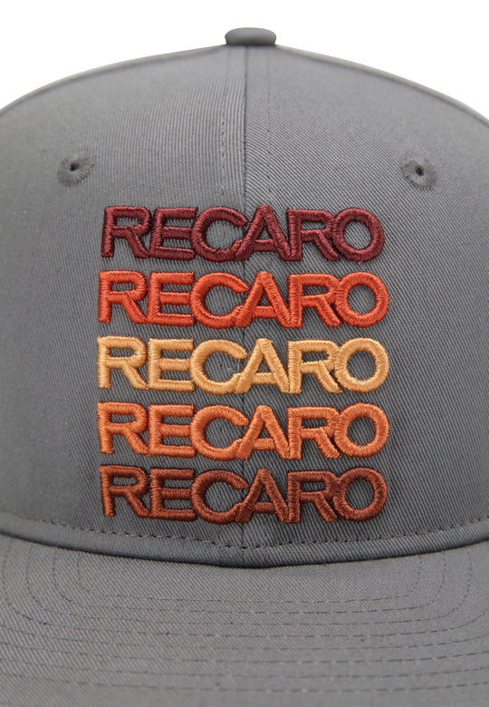 Eine Nahaufnahme der RECARO_Merchandising Snapback Cap Spektrum mit dem fünffach gestapelten Schriftzug „RECARO“ im Retro-Stil in den Farben Braun, Orange und Rot.
