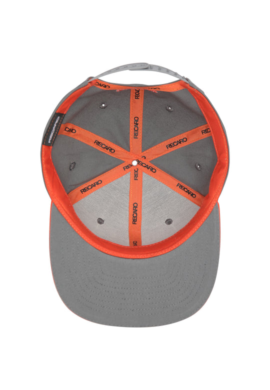 Die Draufsicht auf die Snapback Cap Spektrum von RECARO_Merchandising zeigt ihr graues Design mit orangefarbenem Rand und schwarzen Logos in der Innennaht, wodurch vor weißem Hintergrund ein stylischer Retro-Look entsteht.