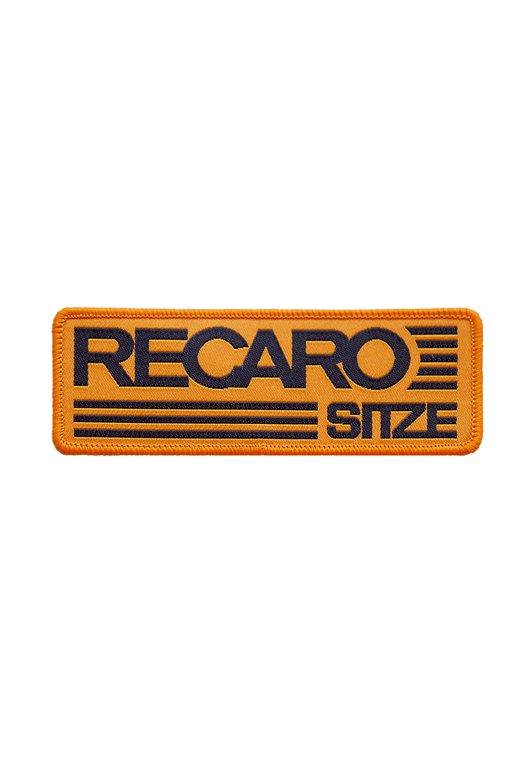 Der Patch RECARO Sitze 100x35mm von RECARO ist ein rechteckiger orangefarbener Patch mit dunkelblauem „RECARO SITZE“-Schriftzug, horizontalen Linien neben und unter dem Schriftzug, hergestellt auses Material.