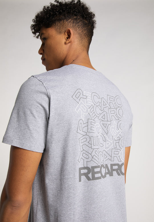 Jemand trägt das RECARO T-Shirt Backprint in Hellgrau, auf dessen Rückseite das RECARO Logo mehrfach in unterschiedlichen Größen und Winkeln aufgedruckt ist, vor einem schlichten hellen Hintergrund.