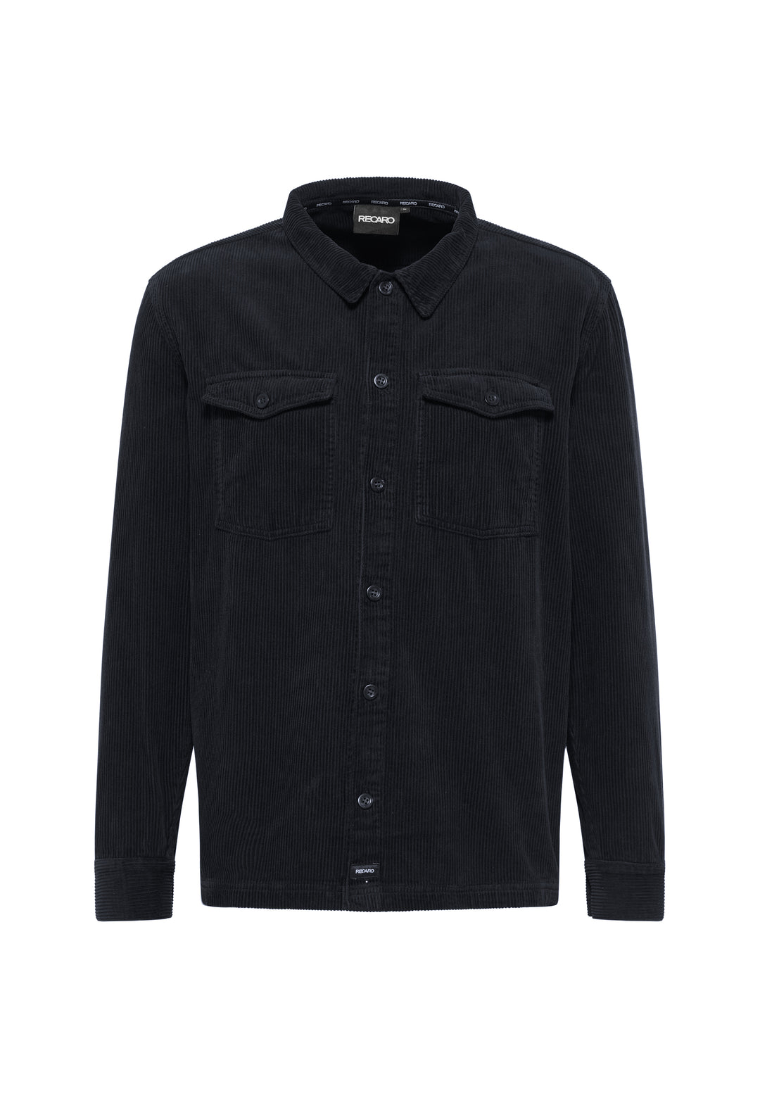 Die Hemdjacke Cord Originals von Recaro ist ein langärmliges schwarzes Cordhemd aus hochwertigem Stoff mit Kragen, Button-Down-Front und zwei Brusttaschen mit Patte – ein echtes Heritage-Stück.