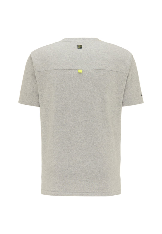 Rückansicht des T-Shirts Performance von Recaro_Merch_Daniel in Hellgrau, lockere Passform mit kurzen Ärmeln. Ein kleines schwarzes RECARO-Logoquadrat am Kragen und ein kleines gelbes Quadrat darunter unterstreichen den schlichten, lässigen Stil.