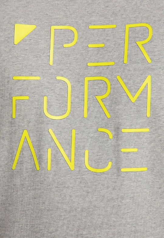 Das Recaro_Merch_Daniel T-Shirt Performance besteht aus grauem Stoff mit der Aufschrift „PERFORMANCE“ in großen, gelben, geometrischen Buchstaben – ein kräftiger, stilisierter Aufdruck mit eckigen Linien, der Ihrer legeren Garderobe eine moderne Note verleiht.