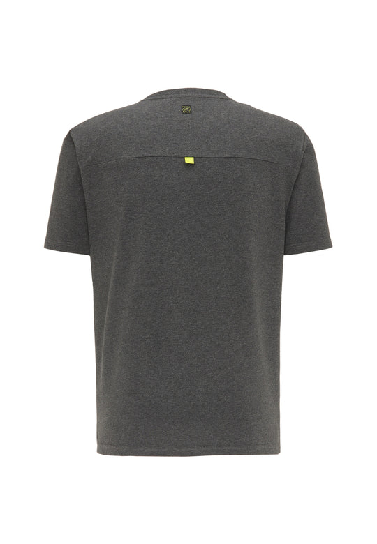 Das T-Shirt Performance von Recaro_Merch_Daniel ist ein locker geschnittenes, dunkelgraues Kurzarm-T-Shirt von hinten, mit einem kleinen gelben Etikett oben und einem dezenten schwarzen RECARO-Logo in der Mitte oben auf dem Rücken.