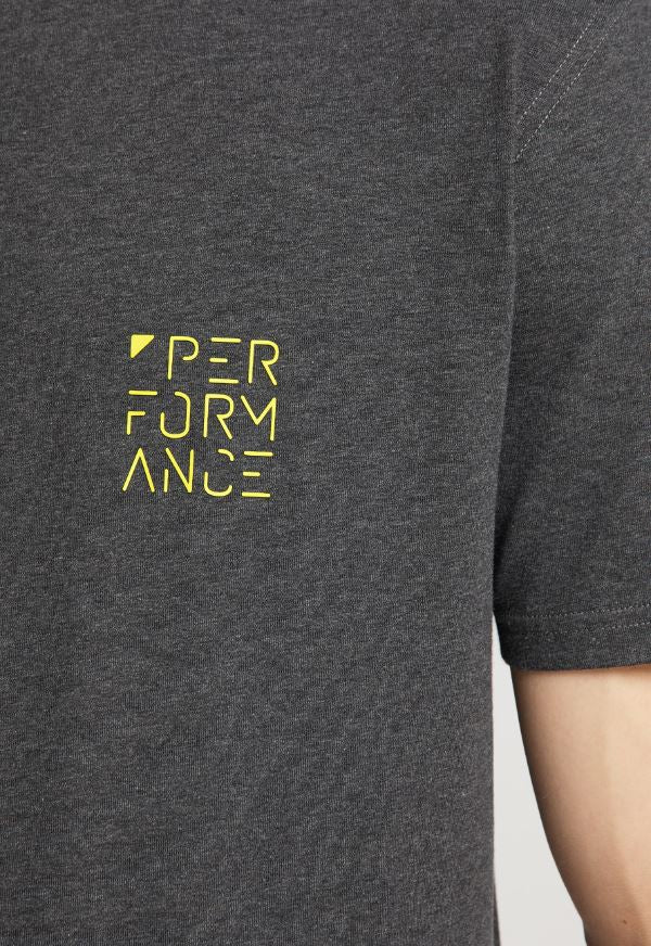 Nahaufnahme einer Person, die das Recaro_Merch_Daniel T-Shirt Performance in Dunkelgrau trägt. Es zeigt nur einen Teil ihres Arms und Oberkörpers. Das Shirt trägt den gelben Schriftzug „PERFORMANCE“ und ein dezentes RECARO Logo auf der oberen linken Brust.