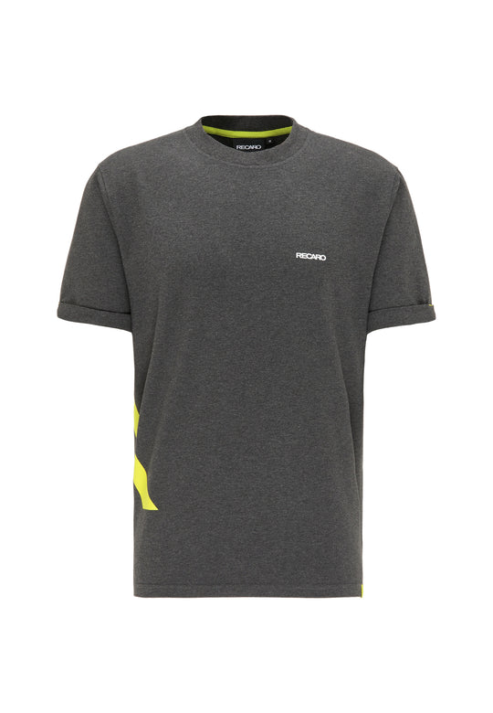Das T-Shirt One Brand One Goal von RECARO ist ein dunkelgraues Kurzarm-T-Shirt mit einem kleinen weißen RECARO-Logo auf der linken Brust und gelben Akzenten, inspiriert vom RECARO Premium-Gaming-Seat Sportsitz.