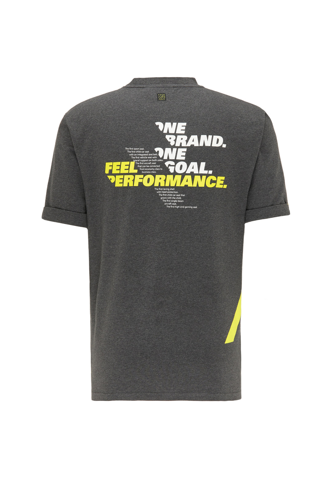 Das T-Shirt „One Brand One Goal“ von Recaro_Merch_Daniel ist ein dunkelgraues Kurzarm-T-Shirt mit kräftigem weiß-gelbem Text auf der Rückseite, einer lockeren Passform und einem kleinen gelben Streifen unten rechts, inspiriert vom RECARO Sportsitz.