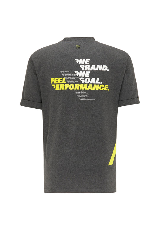 Das T-Shirt „One Brand One Goal“ von Recaro_Merch_Daniel ist ein dunkelgraues Kurzarm-T-Shirt mit kräftigem weiß-gelbem Text auf der Rückseite, einer lockeren Passform und einem kleinen gelben Streifen unten rechts, inspiriert vom RECARO Sportsitz.