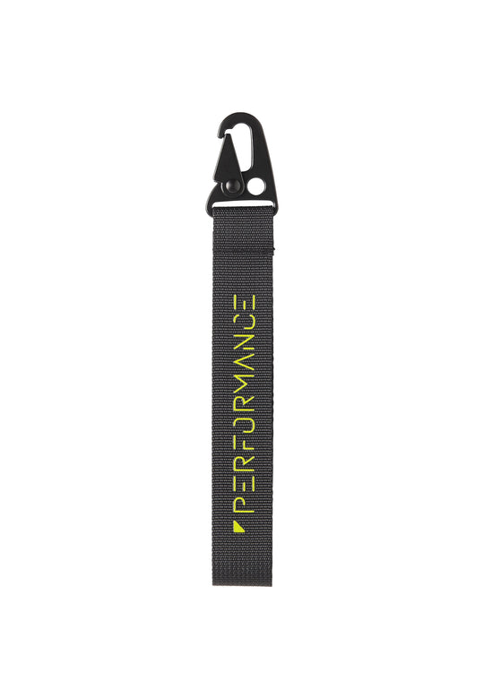 Der RECARO Key Clip Performance ist ein schwarzer Schlüsselanhänger aus Stoff mit einem Karabiner aus Kunststoff und dem vertikalen gelben Aufdruck „PERFORMANCE“ auf dem Band vor weißem Hintergrund.
