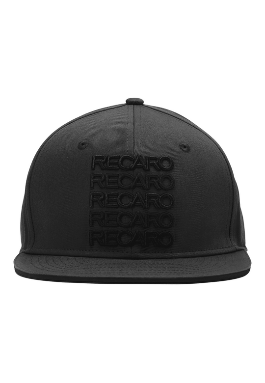 Die Spektrum Cap & Poster aus dem RECARO Shop besteht aus einer schwarzen Snapback-Cap mit flacher Krempe und fünfmal gesticktem "RECARO" auf der Vorderseite - ideal für Fans, die ihre Sammlung vervollständigen wollen. Der Hintergrund ist einfarbig weiß.