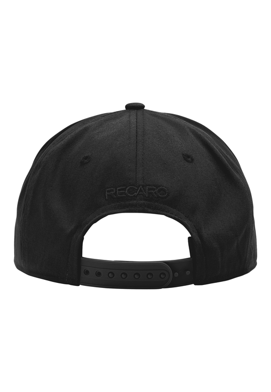 Rückansicht der Snapback Cap Spektrum von RECARO_Merchandising mit verstellbarem Riemen und „RECARO“-Stickerei über der Öffnung.