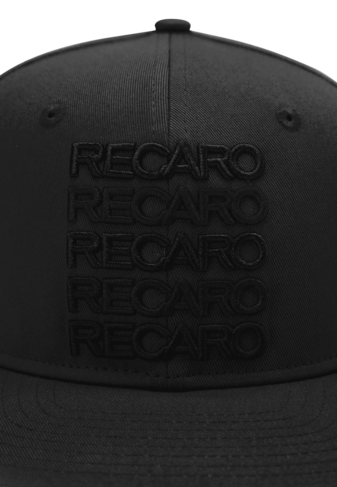 Nahaufnahme der Snapback-Kappe Spektrum von RECARO_Merchandising. Auf der Vorderseite ist fünfmal vertikal mit schwarzem Garn „RECARO“ aufgestickt, was für einen kräftigen Retro-Look sorgt.
