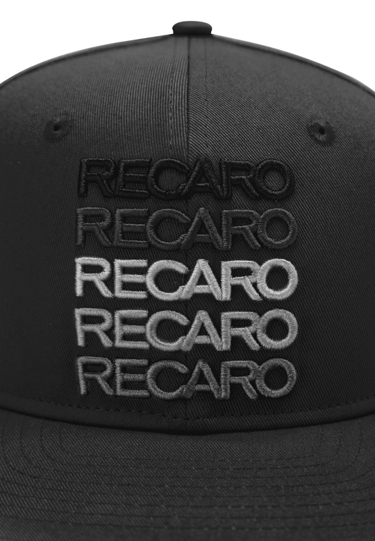 Das RECARO_Merchandising Snapback Cap Spektrum ist schwarz im Retro-Stil. Auf der Vorderseite ist fünfmal vertikal „RECARO“ gestickt, wobei die Farbe von Schwarz oben nach Hellgrau unten verblasst.