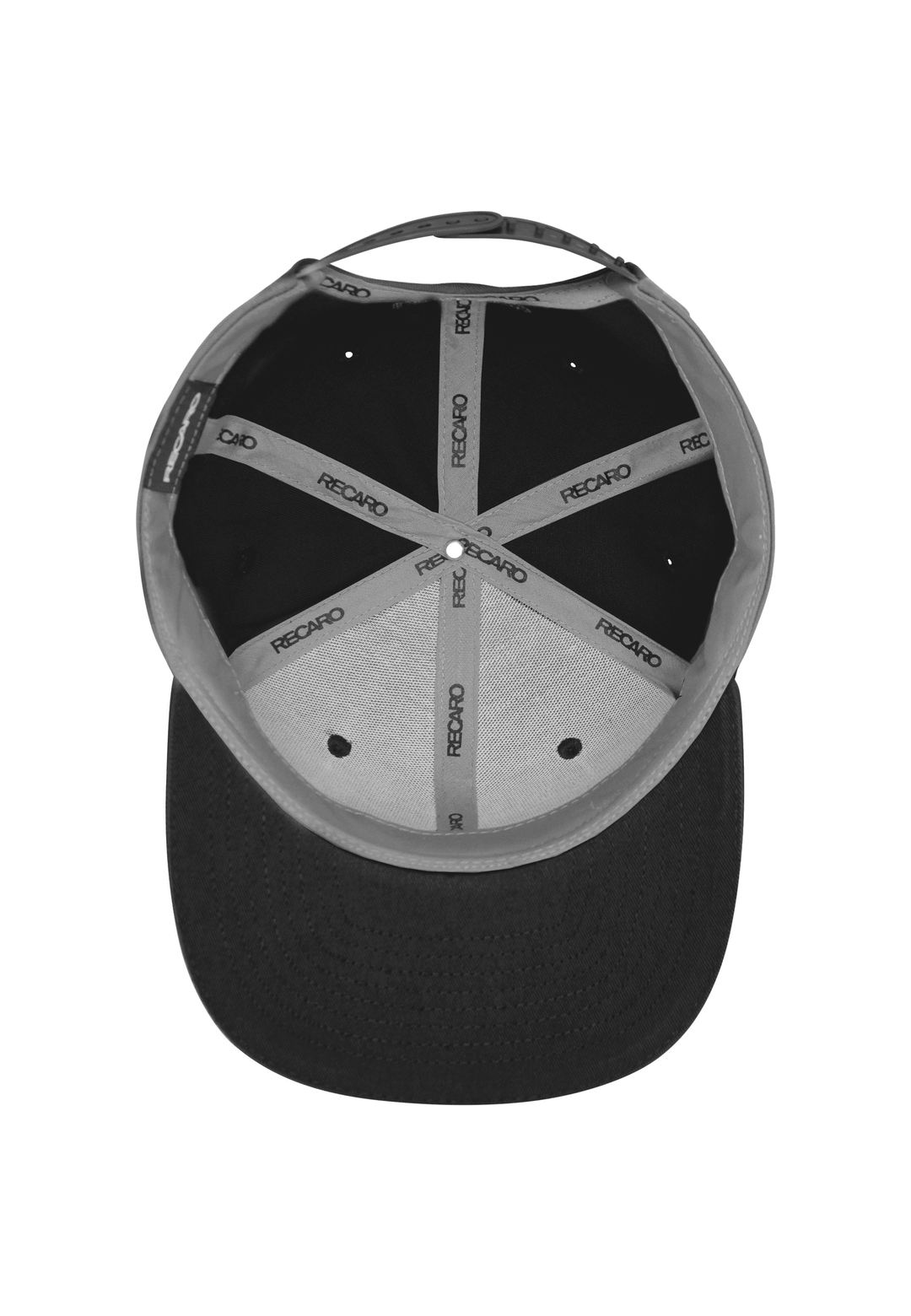 Die Snapback Cap Spektrum von RECARO_Merchandising ist von unten abgebildet und mit Innenfutter, Belüftungslöchern und RECARO-Logo-Stoffstreifen ausgestattet. Ihr Retro-Look hebt sich vom weißen Untergrund ab.