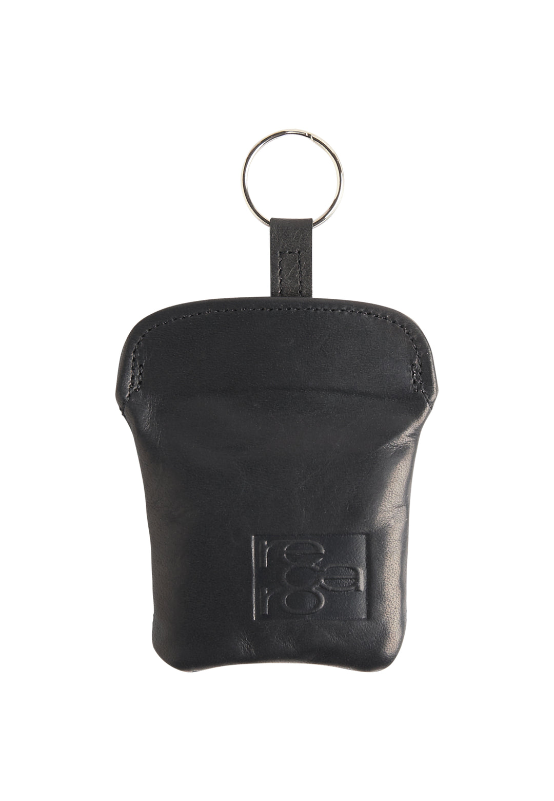 Das Recaro_Merch_Daniel Leder Schlüsselmäppchen ist ein kleines schwarzes Schlüsselmäppchen aus pflanzlich gegerbtem Leder, mit abgesteppter Oberkante, Retro Logo-Prägung und einem Schlüsselring an einem kurzen Lederband.