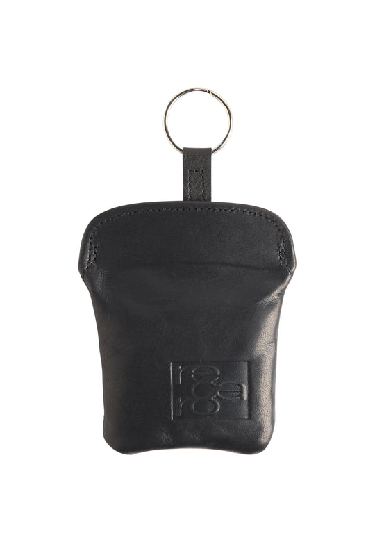 Das Recaro_Merch_Daniel Leder Schlüsselmäppchen ist ein kleines schwarzes Schlüsselmäppchen aus pflanzlich gegerbtem Leder, mit abgesteppter Oberkante, Retro Logo-Prägung und einem Schlüsselring an einem kurzen Lederband.