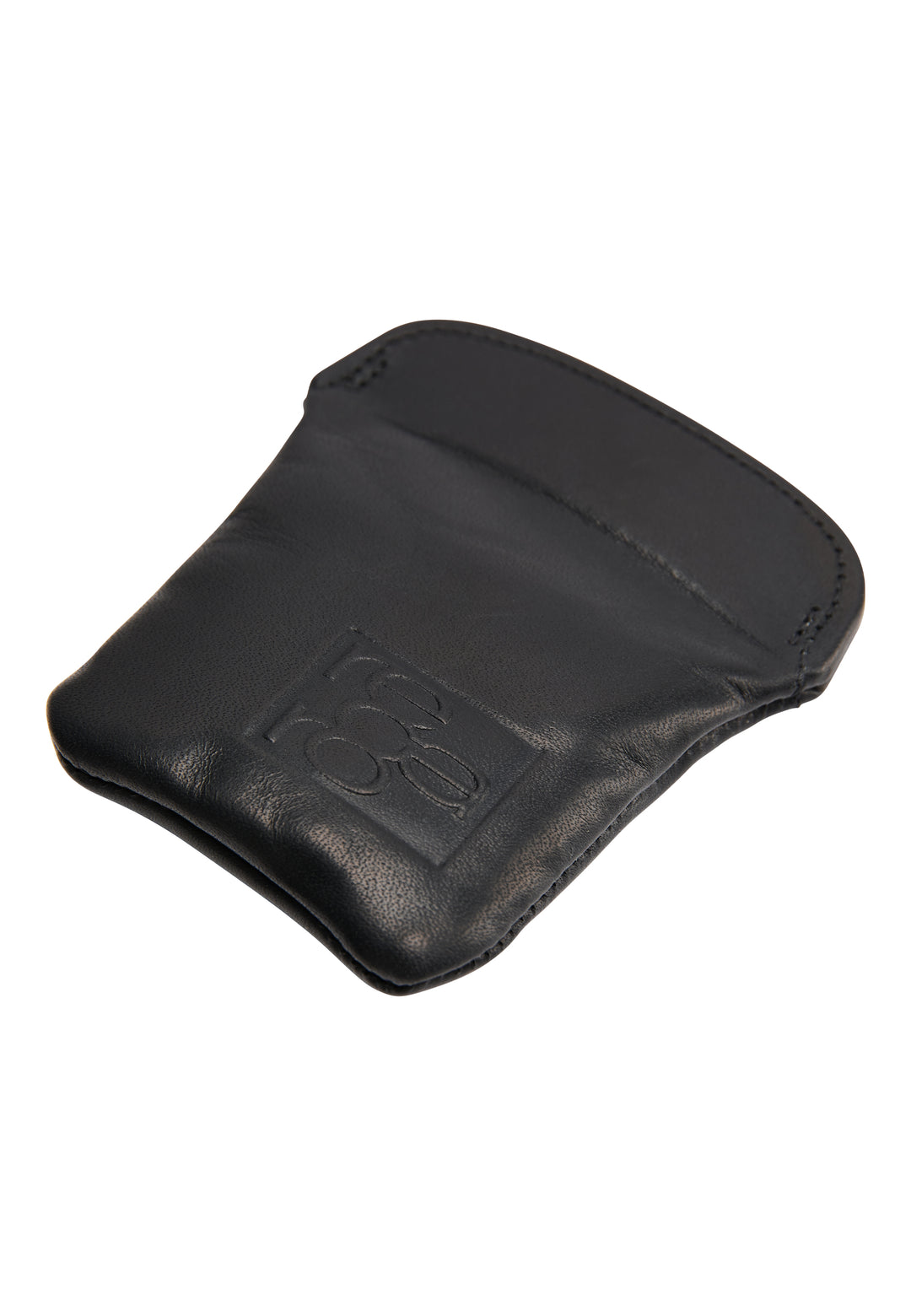 Ein schwarzes, weiches Leder-Schlüsselmäppchen von Recaro_Merch_Daniel aus pflanzlich gegerbtem Leder mit sichtbaren Nähten und einem auf der Vorderseite eingeprägten Retro-Logo, abgebildet auf weißem Hintergrund.