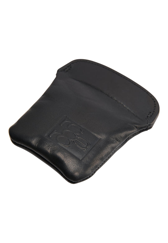 Ein schwarzes, weiches Leder-Schlüsselmäppchen von Recaro_Merch_Daniel aus pflanzlich gegerbtem Leder mit sichtbaren Nähten und einem auf der Vorderseite eingeprägten Retro-Logo, abgebildet auf weißem Hintergrund.
