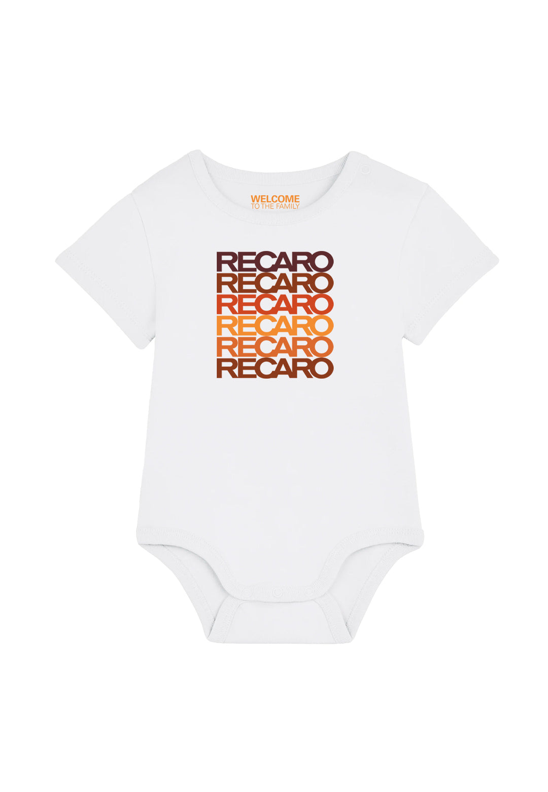 Der Babybody Spektrum von RECARO Shop ist ein weißer Strampler aus weicher Bio-Baumwolle mit einem fetten, gestapelten RECARO-Schriftzug, der von Dunkelbraun nach Orange verblasst, und darüber in kleinen orangefarbenen Buchstaben „WILLKOMMEN IN DER FAMILIE“.