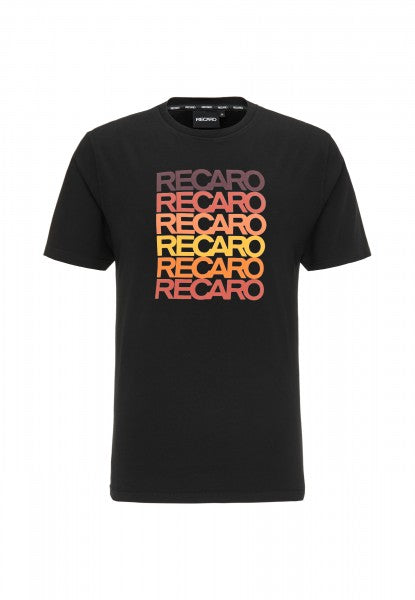 Das Spektrum-Bundle: T-Shirt & Snapback Cap aus dem RECARO Shop besteht aus einem schwarzen T-Shirt mit fünfmaligem RECARO-Aufdruck in kräftigen, übereinanderliegenden Rot-, Orange- und Gelbtönen für einen Retro-Vibe – Teil der exklusiven Spektrum-Kollektion.