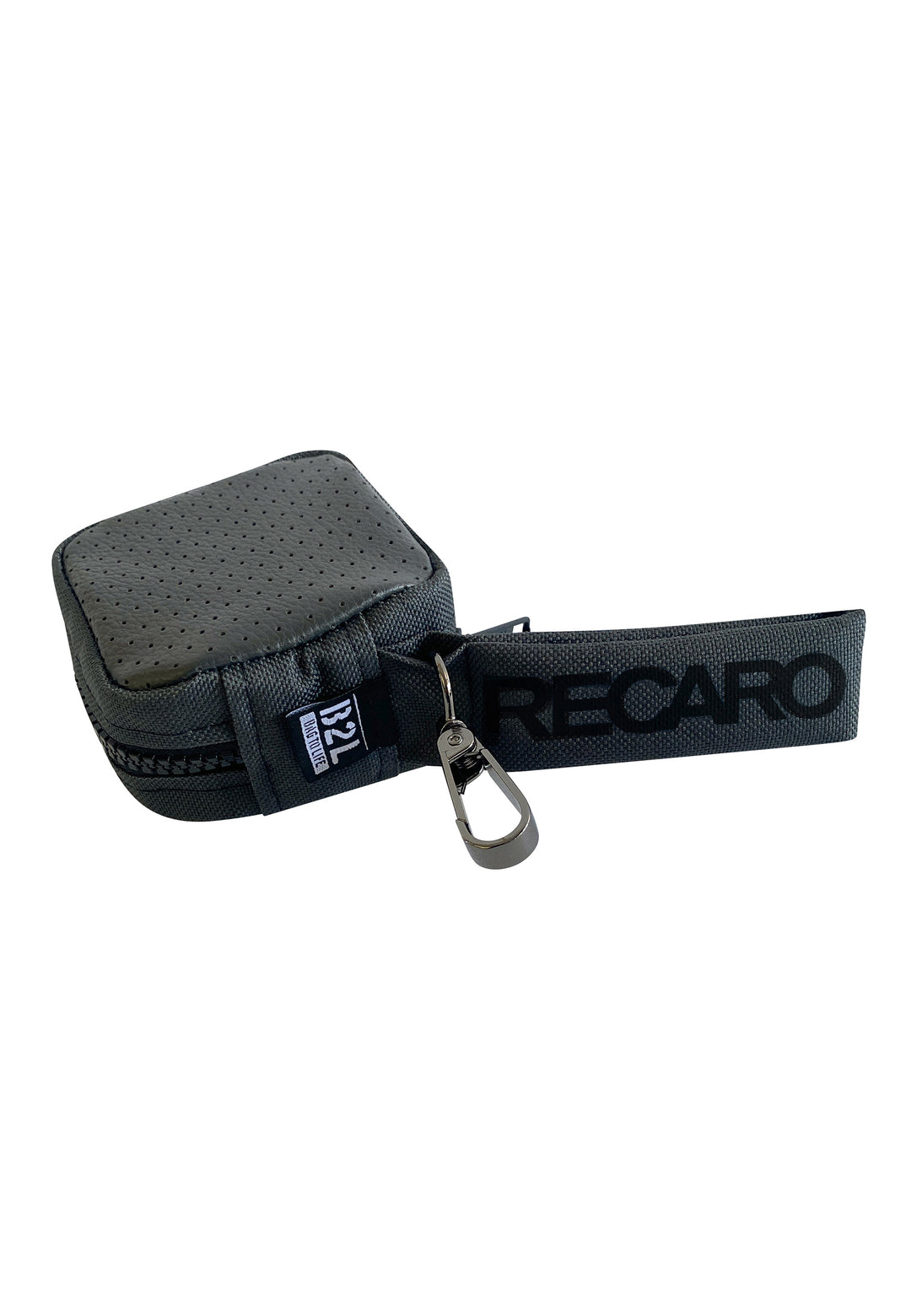 Das RECARO Shop Tech & Travel Kopfhörer-Case ist eine kompakte schwarze Reißverschlusstasche aus perforiertem RECARO-Sitzleder, befestigt an einem breiten Logoband mit Metallverschluss – ideal zur Aufbewahrung Ihrer In-Ear-Kopfhörer.
