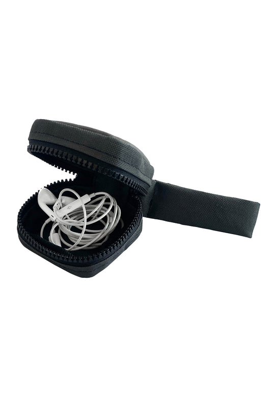 Das RECARO Shop Tech & Travel Kopfhörer-Case im kleinen schwarzen Design ist teilweise geöffnet und gibt den Blick auf ein ordentlich aufgerolltes Paar weißer In-Ear-Kopfhörer im Inneren frei.