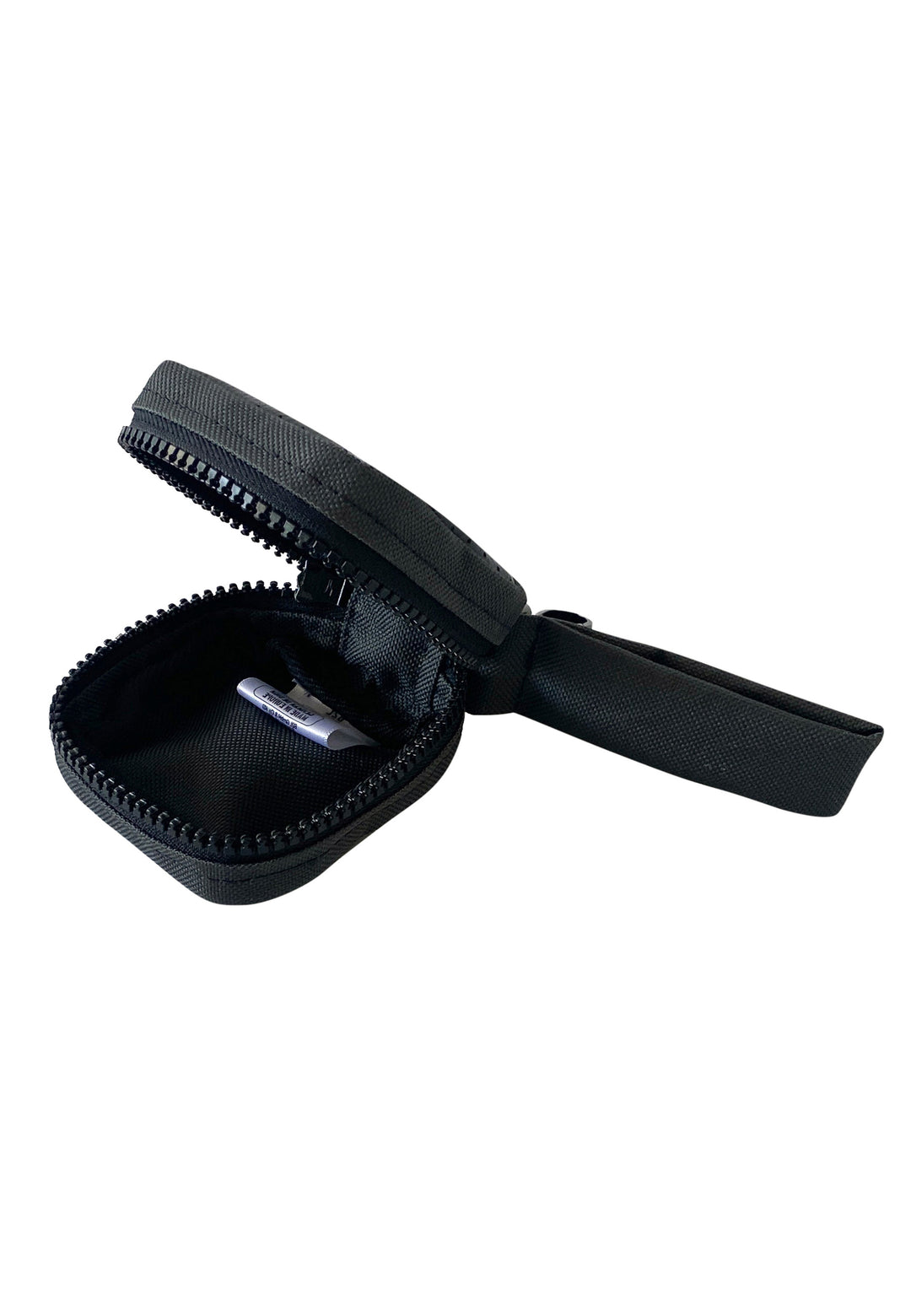 Das RECARO Shop Tech & Travel Kopfhörer-Case ist ein kleines schwarzes Etui mit Reißverschluss aus recyceltem RECARO-Sitzleder mit Handschlaufe, Netztasche für In-Ear-Kopfhörer und einem Etikett im Deckel.