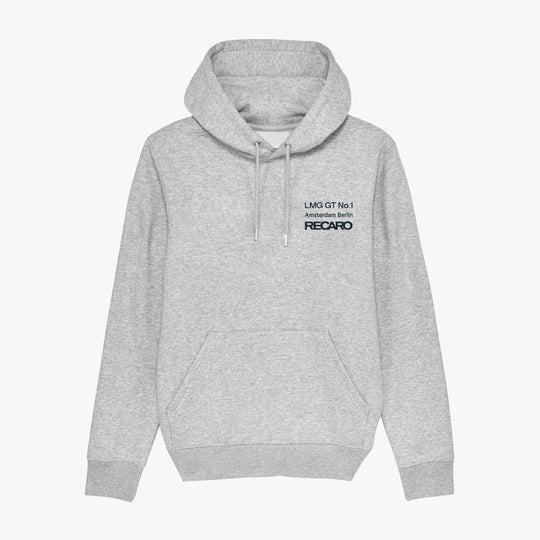 Der LMG x RECARO Hoodie von Recaro ist ein hellgraues Sweatshirt mit Kapuze, Fronttasche und Kordelzug. Schwarzer Text auf der oberen linken Brustseite lautet „LMQ GT No.1 Amsterdam Berlin, RECARO“ und ist eine Anspielung auf die GT4 European Series.