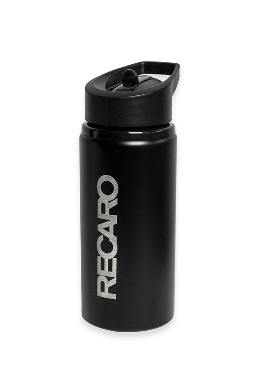 Eine schwarze RECARO Shop Trinkflasche Edelstahl mit Henkel am Deckel, klappbarem Mundstück und seitlichem, vertikalem silbernen Aufdruck „RECARO“ auf weißem Untergrund.