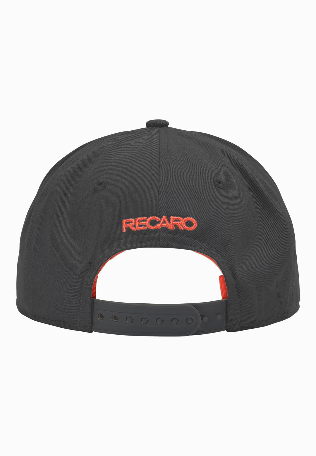 Die Snapback Cap Spektrum von RECARO_Merchandising zeigt von hinten betrachtet den rot gestickten Schriftzug „RECARO“ über einem verstellbaren Verschluss und verbindet so Komfort mit einem Retro-inspirierten Stil.