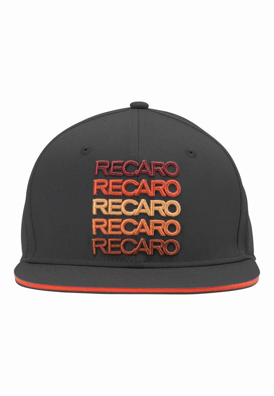 Die RECARO Shop Spektrum Cap & Poster besteht aus einer schwarzen Snapback-Cap mit aufgesticktem "RECARO" in Rot, Orange, Gelb und Gold auf der Vorderseite und einer orangefarbenen Krempe - ideal für Fans der RECARO Spektrum Kollektion.
